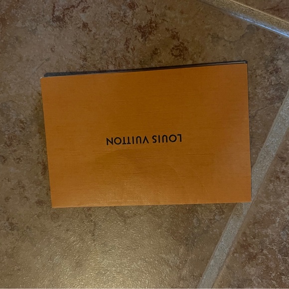 Louie Vuitton - Picture 5 of 6